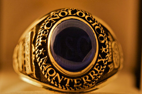 
					<table>	
						<tr>
							<td class='portTip'>
								A quick test with my lens extensor. <br/><br/>
							</td>
						</tr>
						<tr>
							<table>
								<tr>
									<td class='bold'>
										Tools: 
									</td>
									<td class='portTip'>
										Photoshop and Canon 40D DLSR.
									</td>
								</tr> 
							</table>
						</tr>	
					</table>